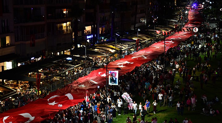 İzmir’de fener alayı coşkusu..  Doğum günün kutlu olsun İzmir!