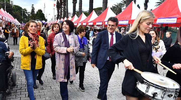 İzmir’de festival havasında Kadınlar Günü kutlaması