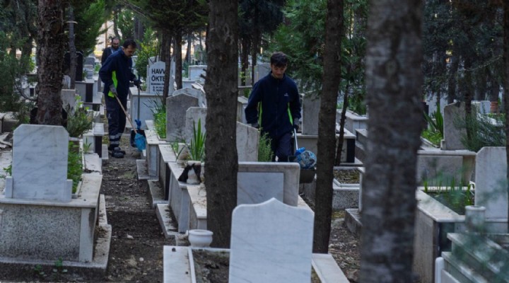 İzmir’de mezarlıklar Ramazan Bayramı’na hazırlanıyor