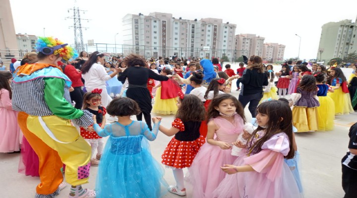 İzmir’deki okulda ‘Masal Kahramanları Festivali’ coşkusu... Müdür Akar’dan ‘kitap bağışı’ çağrısı