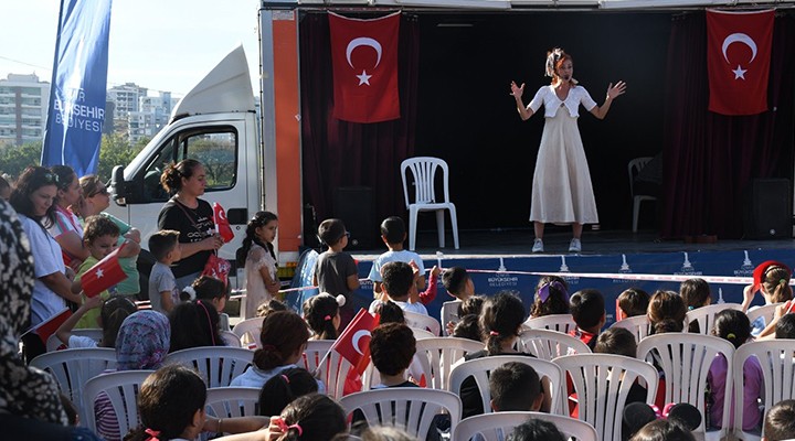 İzmirli minikler Cumhuriyet’in yeni yüzyılına ‘merhaba’ dedi