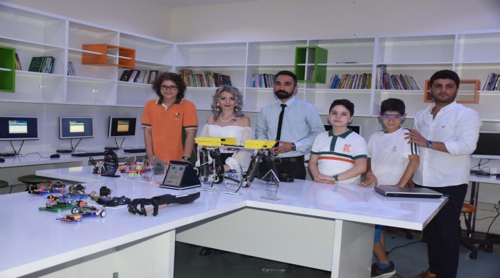 İzmirli öğrencilere yürüyen robot ödülü