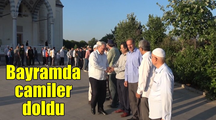 İzmirliler bayram namazı için camileri doldurdu