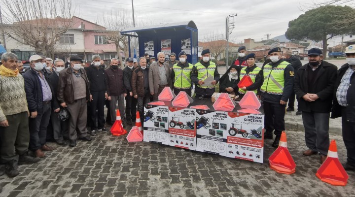 Jandarma, traktör sürücülerine reflektör dağıttı!