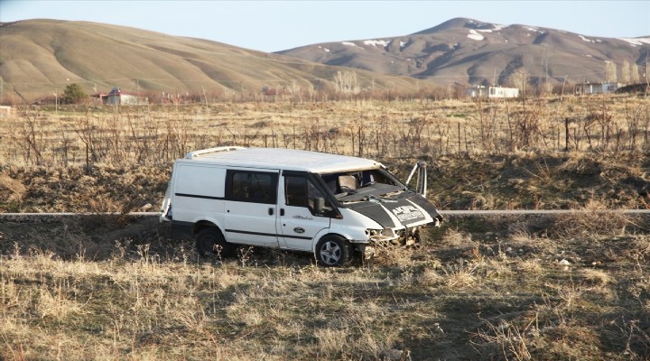 Kaçakları taşıyan minibüs takla attı: 4 ölü