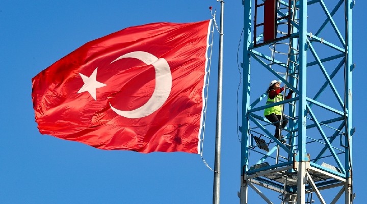 Kadın vinç operatörü, İzmir deki yüksek binalara imzasını atıyor