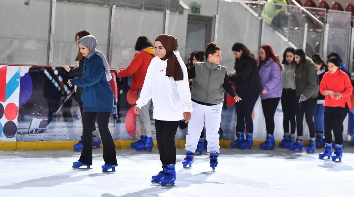 Kadınlar Günü nü buz pistinde kutladılar!