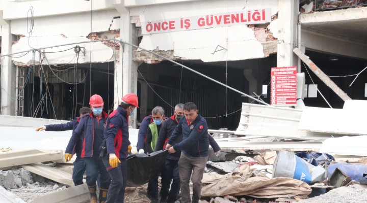 Kahramanmaraş ta hasarlı fabrika binası çöktü... Ölü ve yaralılar var!