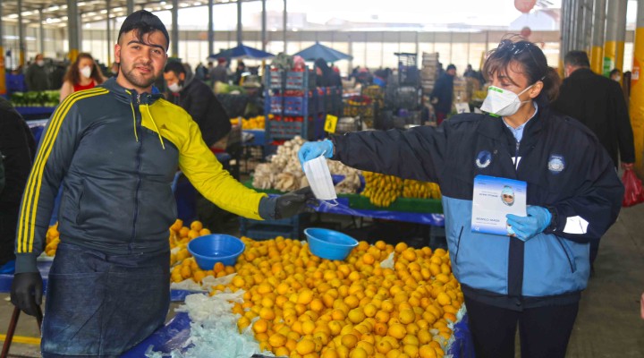 Karabağlar da maske ve eldiven dağıtımı