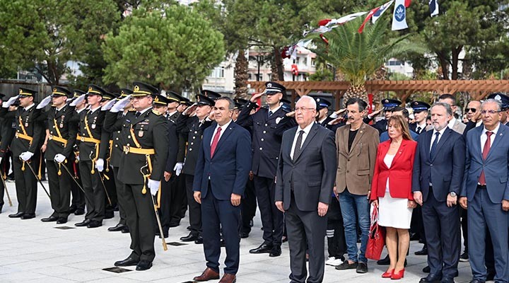 Karabağlar ın yeni meydanında çelenk sunma töreni