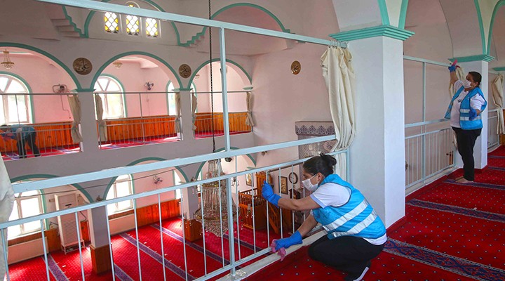 Karabağlar’da camiler ibadete hazırlanıyor