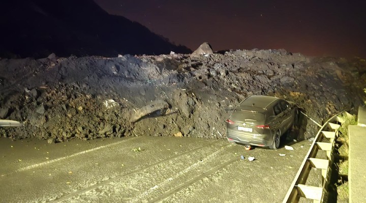 Karadeniz Sahil Yolu nda heyelan!