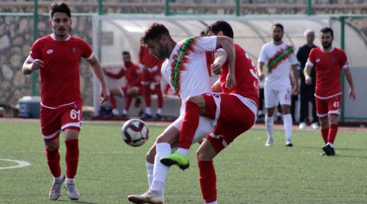 Karşıyaka futbolda tekliyor