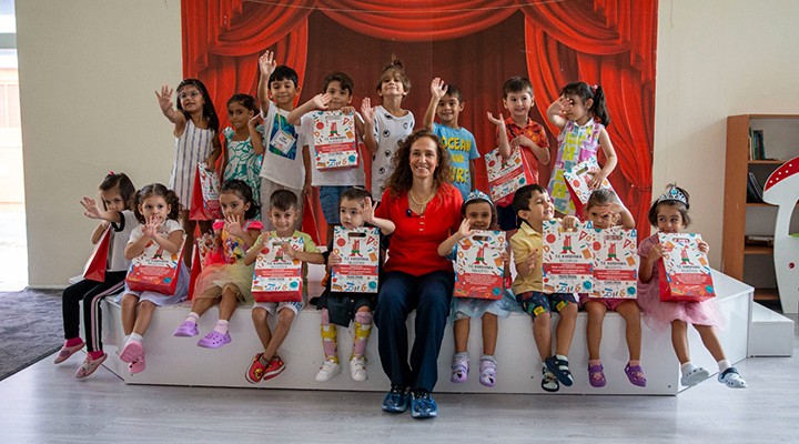 Karşıyaka da 2 bin öğrenciye kırtasiye seti