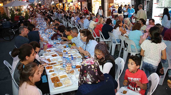 Karşıyaka da 6 bin kişilik iftar