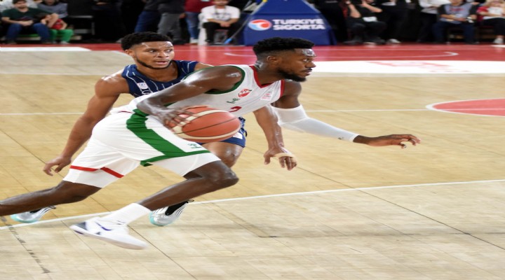 Karşıyaka da Moore takımdan ayrıldı