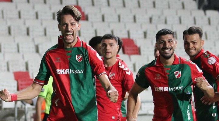 Karşıyaka da alkışlar defansa