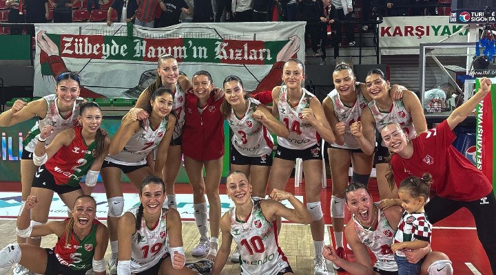 Karşıyaka filede VakıfBank önünde