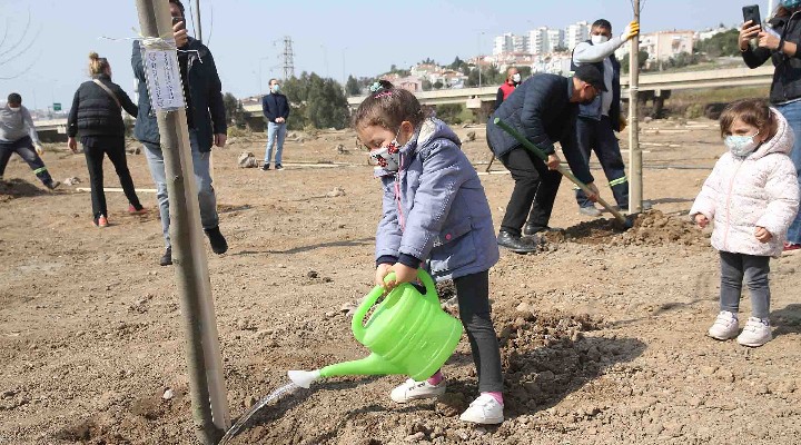 Karşıyaka’da fidanlar toprakla buluştu