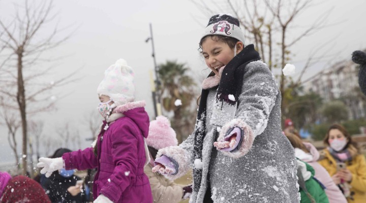 Karşıyakalı çocuklara kar sürprizi