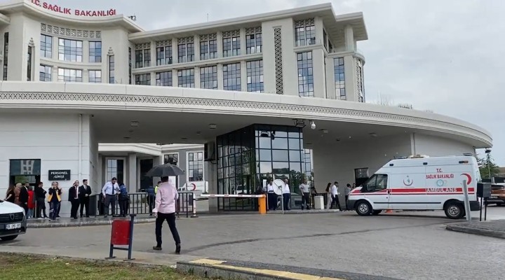 Kendisini ambulansa kilitledi...  Bakan gelmezse patlatırım 