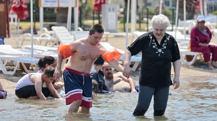Konak Belediyesi engelli bireyler ve ailelerini denizle buluşturdu