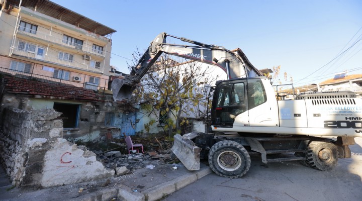 Konak ta metruk binalar bir bir yıkılıyor
