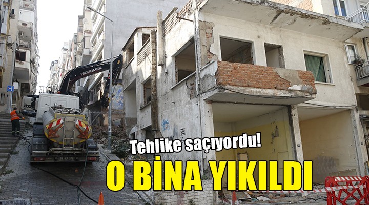 Konak ta tehlike saçan bina yıkıldı