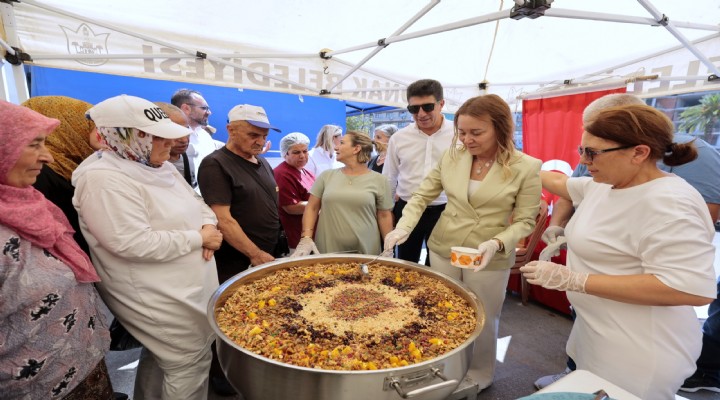 Konak’ta aşure bereketi: Başkan Mutlu’dan vatandaşlara ikram