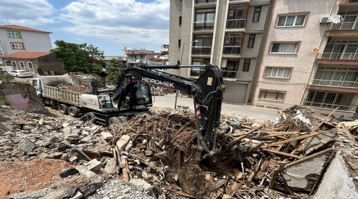 Konak’ta metruk bina yıkımları tam gaz