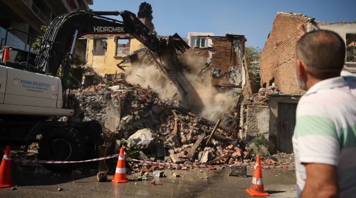 Konak’ta tehlike saçan iki bina yıkıldı
