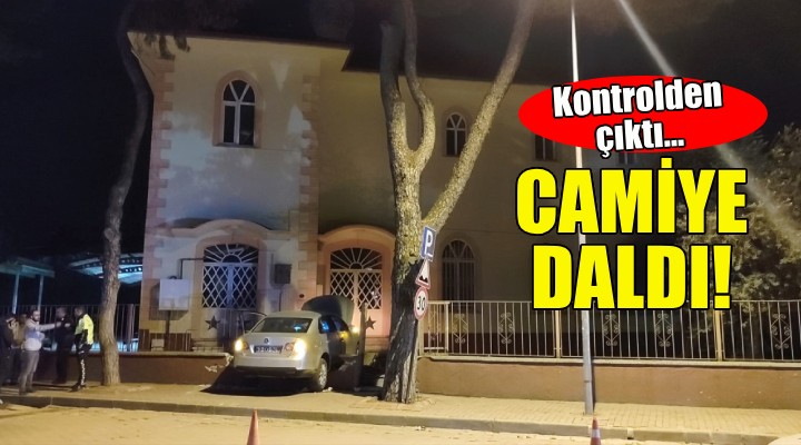 Kontrolden çıkan otomobil camiye daldı!