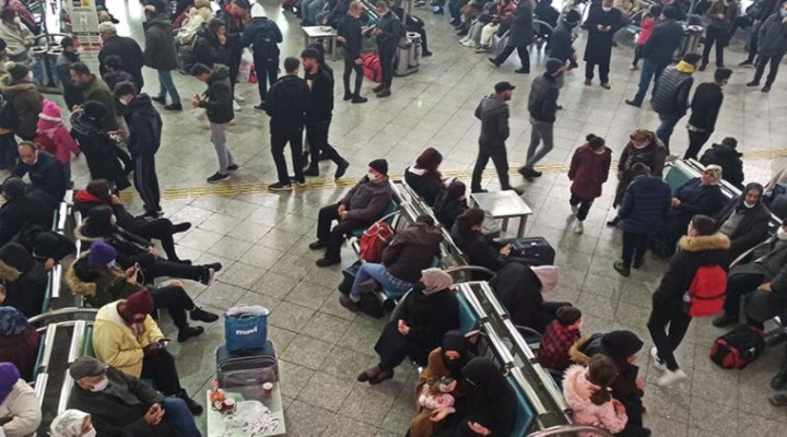 Konya yı çevre illere bağlayan tüm yollar kapalı; yolcular terminalde bekliyor