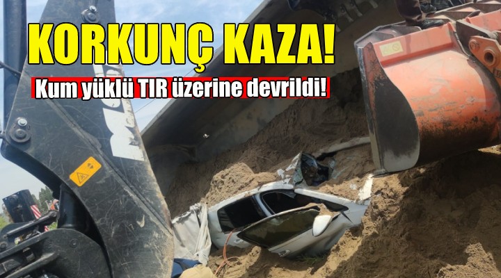 Kum yüklü TIR otomobilin üzerine devrildi!