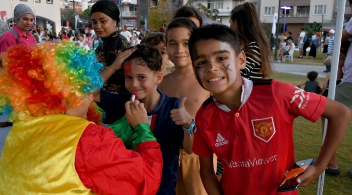 Kuşadalı çocuklar Şubadap Çocuk ile eğlendi