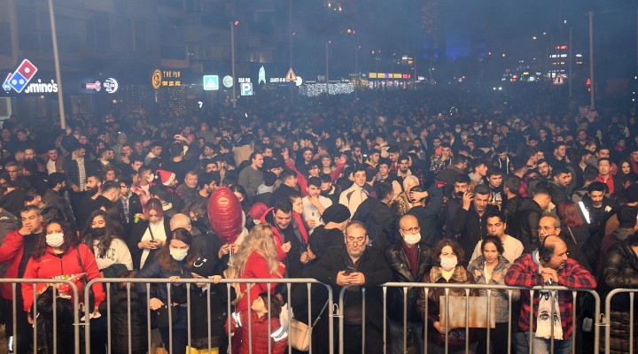 Kuşadalılar yeni yıla sokak partisiyle girdi!