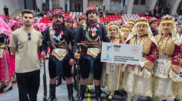 Kuşadası Belediyesi Halk Dansları Akademisi nden 3 kupa!