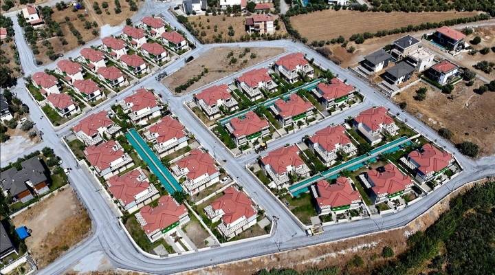 Kuşadası Belediyesi ekiplerinden 7/24 yol mesaisi