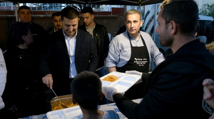 Kuşadası Belediyesi nden 15 bin kişilik iftar yemeği!