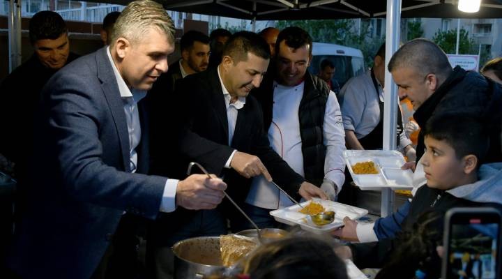 Kuşadası Belediyesi nden Ramazan ayı boyunca 18 bin kişilik iftar yemeği