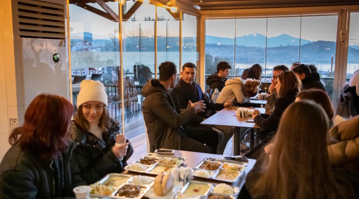 Kuşadası Belediyesi nden öğrencilere ücretsiz akşam yemeği!