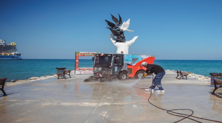 Kuşadası Belediyesi nden sahil bandında yoğun mesai