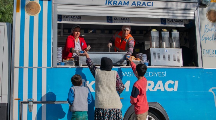 Kuşadası Belediyesi nden sıcak çorba ikramı!