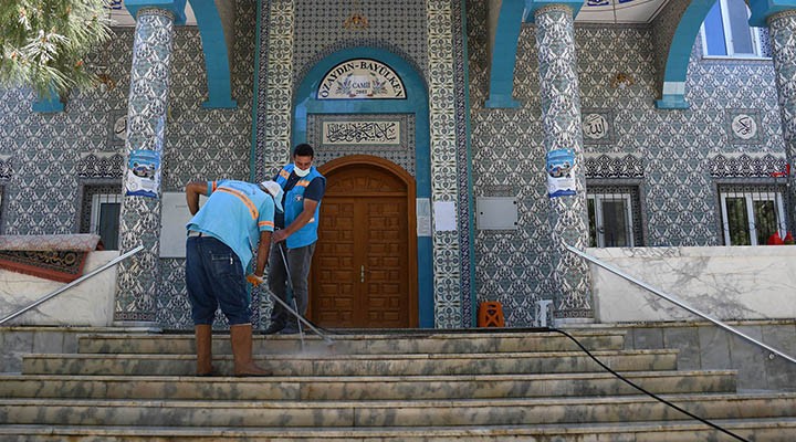 Kuşadası camilerinde bayram temizliği