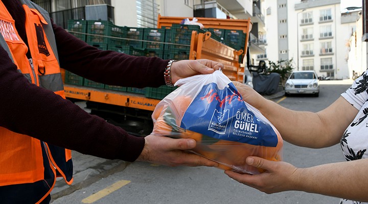 Kuşadası nda 3 ton mandalina ücretsiz dağıtıldı