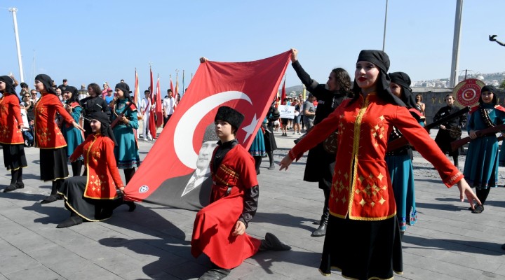 Kuşadası nda Zafer Bayramı coşkusu!