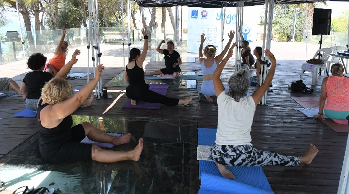 Kuşadası nda dünya yoga günü kutlandı