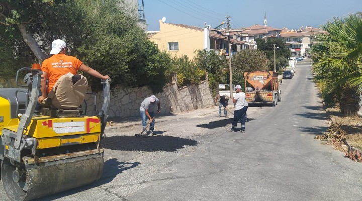Kuşadası nda farklı mahallelerde eş zamanlı yol yapım ve bakım çalışması...