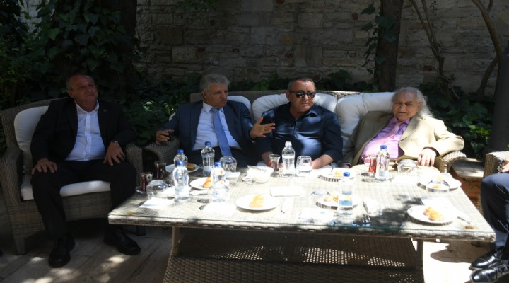 Kuşadası nda ilçe protokolü vatandaşlarla bayramlaştı