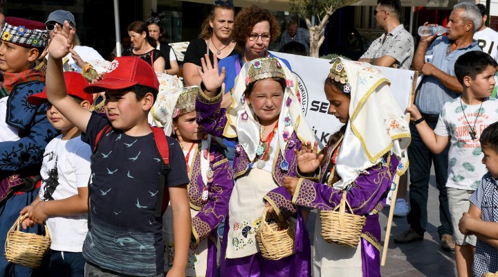 Kuşadası nda kiraz şenliği başladı